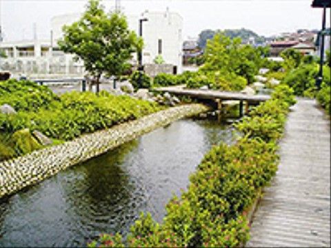 施設の近くには、せせらぎの流れる遊歩道があり、散歩コースとなっている。入居者様のいい運動になり、自然に触れて癒される空間である。