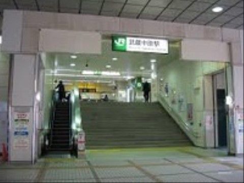 施設から、最寄りの駅までは徒歩で約１５分程かかるため、バスの利用が便利である。バス停から建物までは、徒歩ですぐである。