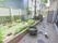 大きな花壇を設けている。竹フェンスがある。隣接の建物とは、フェンスで仕切られている。屋外照明が配置してある。