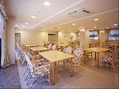 カーテンとマッチしている、華やかな柄のイスが並ぶ食堂