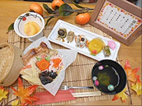 主食・主菜・副菜・汁物・デザートが揃った豪華な食事