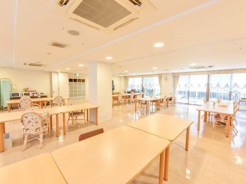 大きな窓がたくさんあり、広く明るい食堂はフラットな床なので、車椅子利用者でも快適に過ごせる空間である。