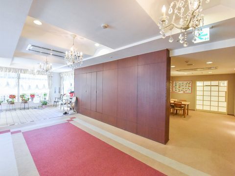 エアコンが完備されている。仕切りの壁は木目調使用し、落ち着いた雰囲気である。床に段差がない。非常口の表示がある。