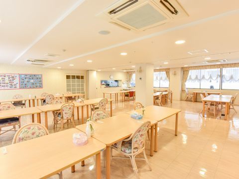 広く開放感で清潔感溢れる食堂は、バリアフリーになっており、車椅子利用者も快適に過ごせるようになっている。