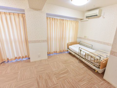広めの居室である。大きな窓が多くあり、部屋も広いので開放的な空間といえます。空調や照明も完備され、快適空間になっている。