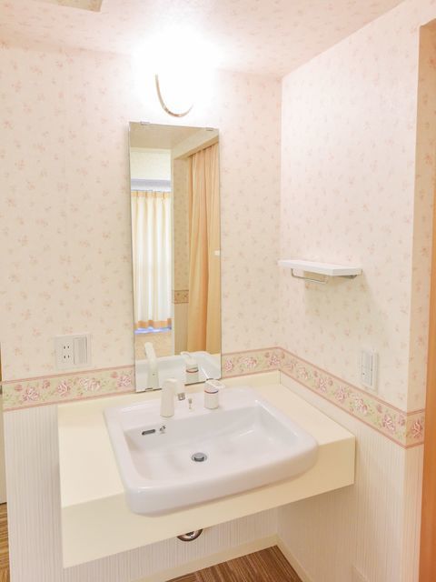 洗面台は、利用者に使いやすい仕様になっている。洗面台の高さは低めに作られていて高齢者でも使いやすくなっている。