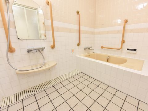 手すりが数か所に設けられている。呼び出しボタンがある。壁や床は白や淡い色を使い、明るく清潔感がある。