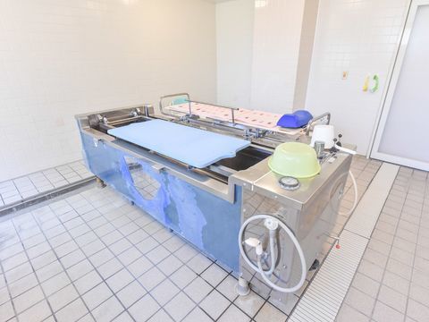 最新の機械入浴設備がある。シャワーは2か所に取り付けてある。浴室入り口はスライドドアを採用している。