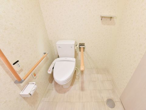 ウォッシュレット付暖房便座トイレを全室完備している。周囲に可動式の手すりもある。呼び出しボタンがある。