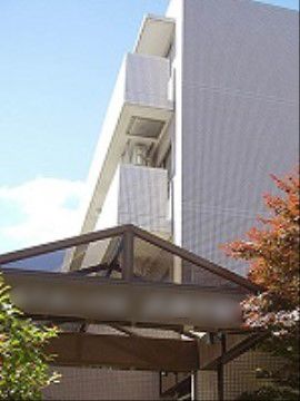 入り口に大きな文字で施設名が書かれている、敷地内入り口
