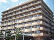 マンションタイプの施設である。地上に近い階には、弧を描いた形のベランダがあり、上階には直線にベランダが付いている。