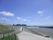 遊歩道を歩いて行くと海岸に辿り着く。芝生の土手から波を眺めることもできる。また砂浜近くの階段を降りれば、波打ち際にも行かれる。