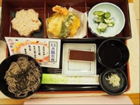 11月に行われた誕生日会でふるまわれた、てんぷらそばの食事