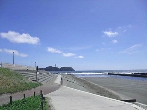 海岸の周りは、整備された公園になっている。遊歩道や階段があり、芝生が生える広場も見られる。波の近くまで行くこともできる。
