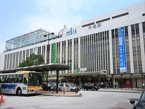 最寄り駅にはバス路線など公共交通機関が充実している。また大型の商業施設があり、入居者様のショッピングスポットでもある。