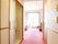 廊下はピンクのじゅうたんが敷かれている。車椅子に乗ったまま移動ができ、トイレに行くドアもスライド式である。