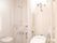 トイレには手すりが所々についており、つかまりながら安全に利用できる。簡単にシャワーを使うこともできる。