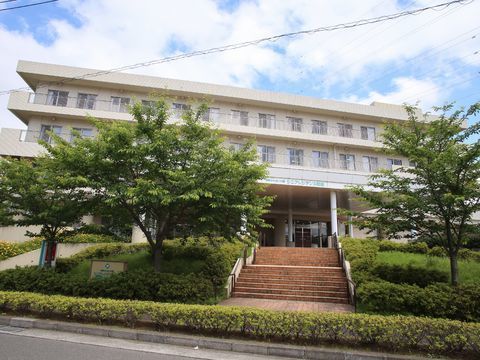 「シニアレジデンス町田」の外観。医療機関がすぐ傍にあり安心。