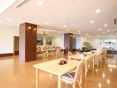 「シニアレジデンス町田」のレストラン。天井も高く広々としている。