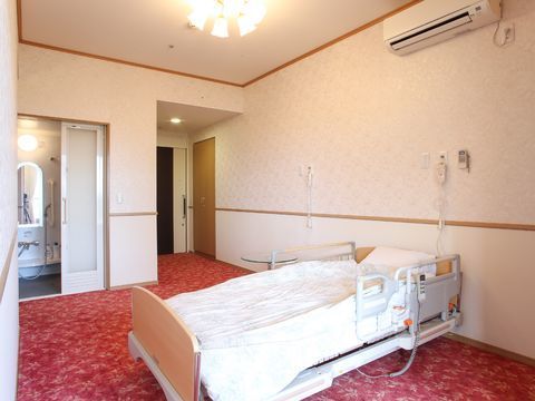 個室のベッドにはリクライニング機能がついている。更にコールボタンもあるので、気がかりな時はすぐに職員と話すことができる。
