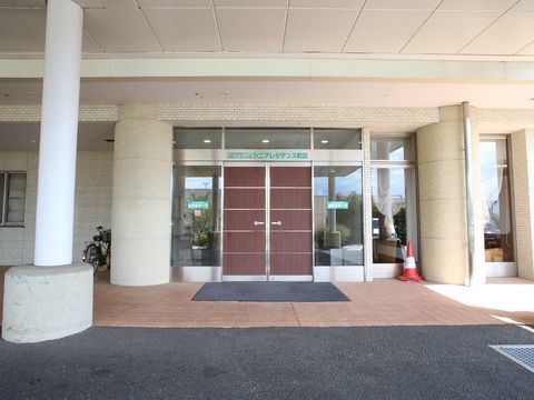 入り口には自動ドアが設置してある。車で正面までアクセスできる。大きい屋根が取り付けてある。玄関マットがある。