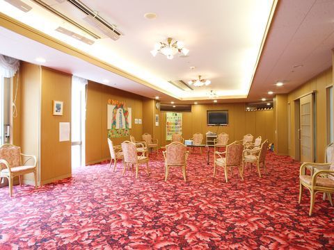 コミュニティルームにはピンクのじゅうたんが敷かれ、広々としているので、入居者のイベントや活動をする部屋となっている。
