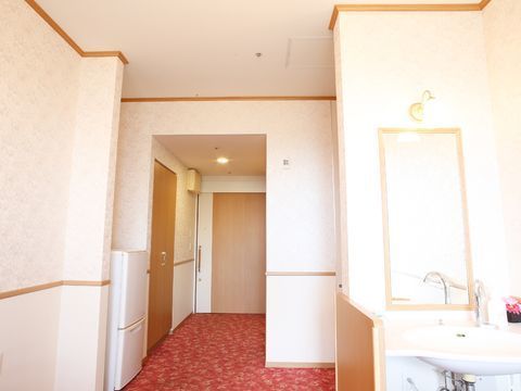 部屋には上下2段の冷蔵庫があるので飲み物を冷やすのに便利である。クローゼットには洋服などを収納することができる。