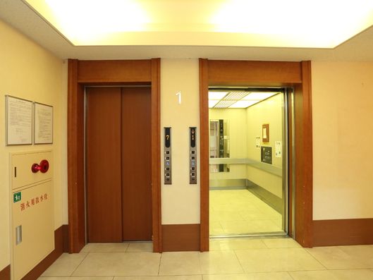 エレベーター内部