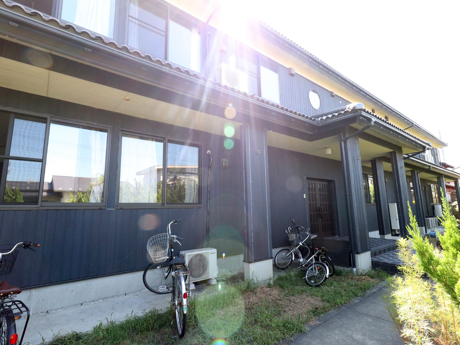 黒色基調の外観で、民家の様な2階建ての造りになっている。建物前には、植栽が施されて、自宅の庭のような雰囲気である。