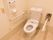 温水洗浄機能付きのトイレで、便器上部には手洗い場が設けられている。両サイドには手すりがある。