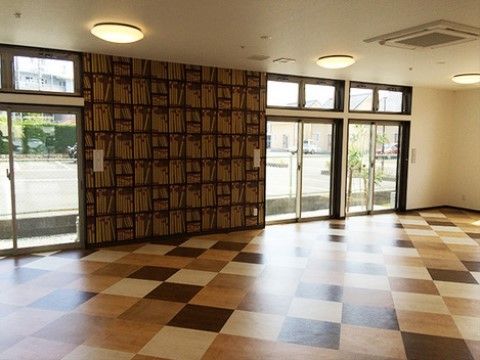 ブラウン系のカラーで揃えた、デザイン性のある床や壁を採用している。大きな窓から太陽の光が入る明るいスペースである。