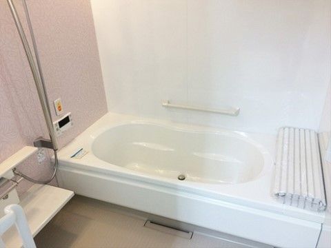 一般家庭と同様に入浴することができる浴室である。緊急コールを設置しているので、急に体調が悪くなった際にスタッフをすぐに呼ぶことができる。