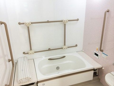 足腰に不安のある方も入浴しやすいよう、たくさんの手すりを備えた浴室である。緊急呼び出しブザーも設置されている。