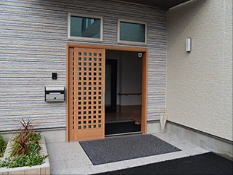 自動開閉式のドアまでの道のりが、段差のないフラットな玄関