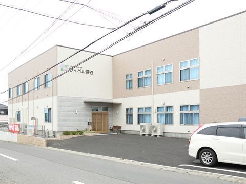 2階建ての建物である。建物横に駐車場があり、入り口前も一時的に車が止められるスペースがある。建物に施設名が書かれている。