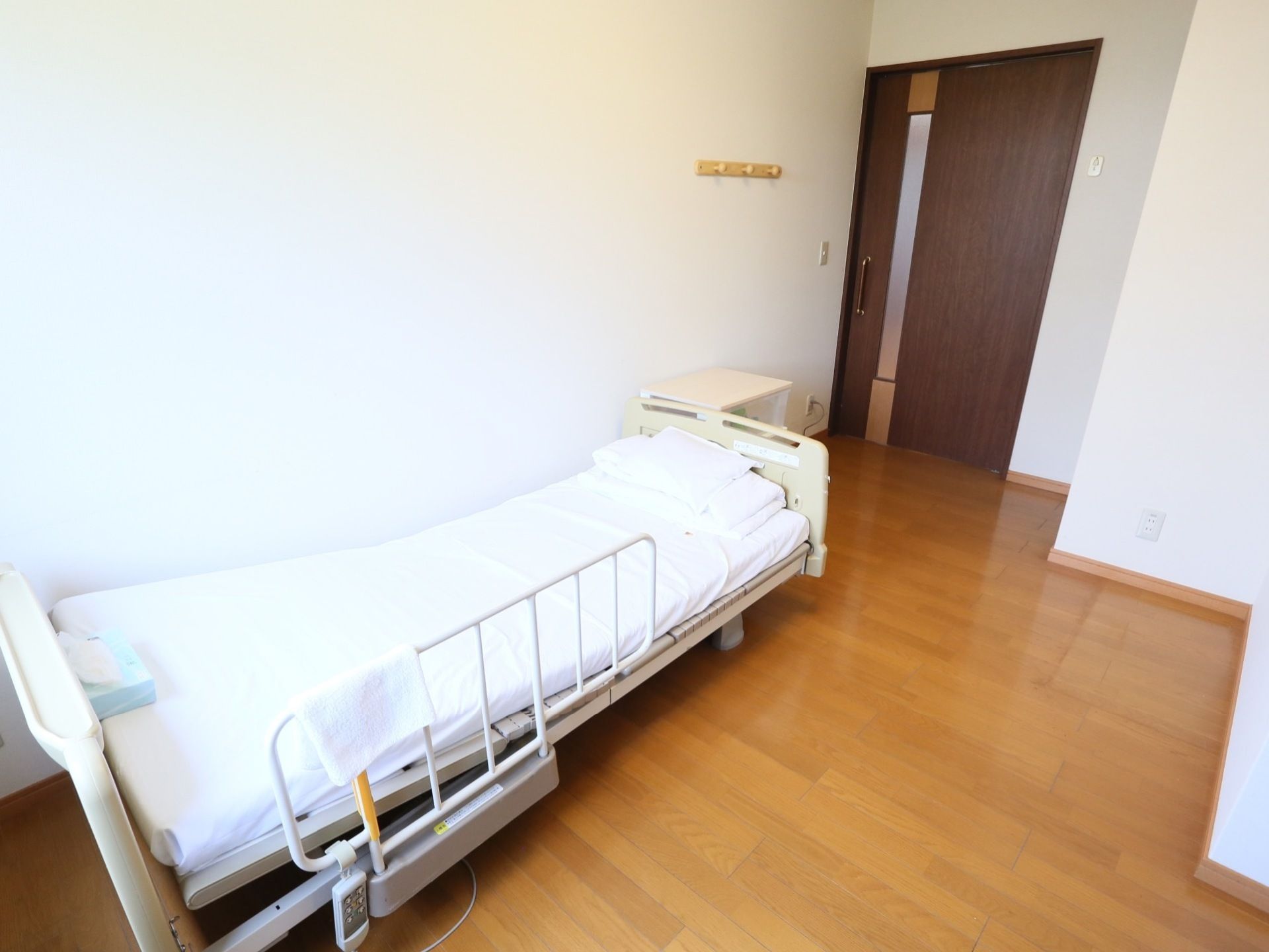 スライド式の大きな扉。日当たりのよい部屋で、荷物の収納や来訪者様がくつろぐための十分なスペースがある。