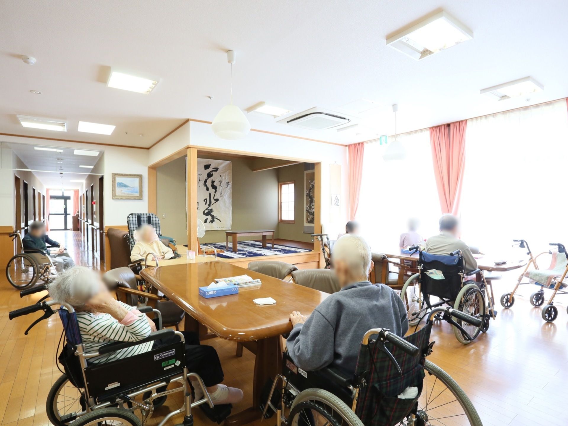 日当たりの良い明るい室内では広めのスペースを確保してあり、車椅子をご利用の方もゆったりと過ごせるよう配慮されている。