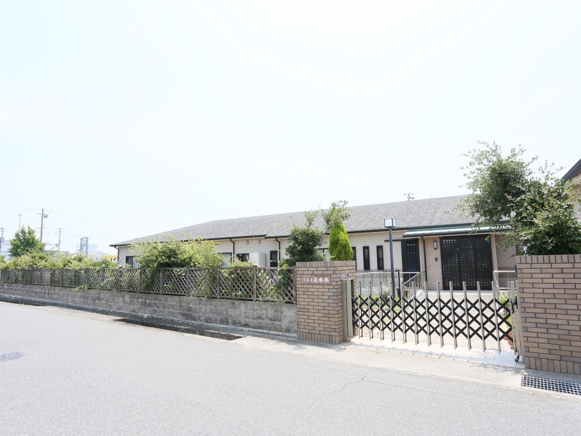 開放感のある平屋作りとなっており、安全対策として門から玄関も段差のないバリアフリー設計となっている。