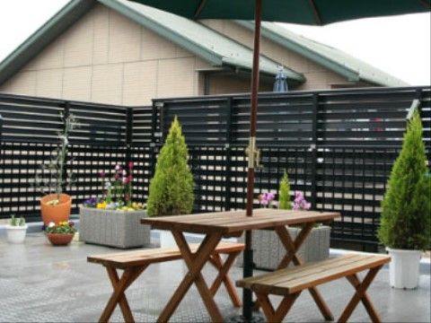 花や木の飾られた、部屋から直接出ることのできるテラス
