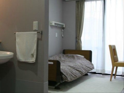 大きな掃き出し窓から外光が入る、明るい室内になっている。ベッドサイドは十分なスペースがあり、お好みの家具を置いていただける。