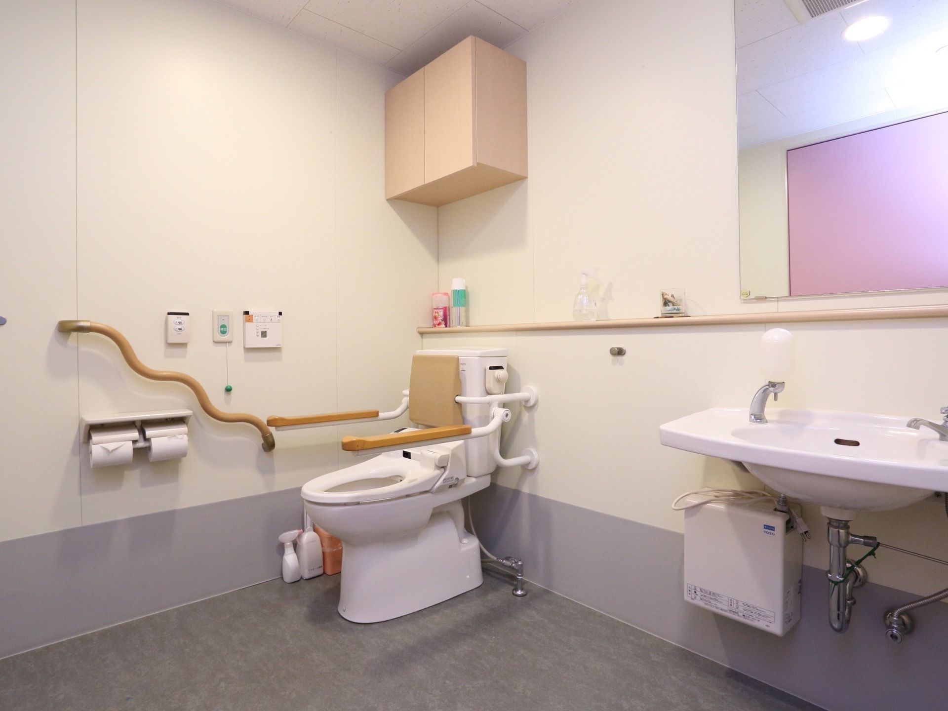 広々とした明るい共有トイレには、温水洗浄便座や洗面スペース、手すりが完備されいるので快適に利用できる。