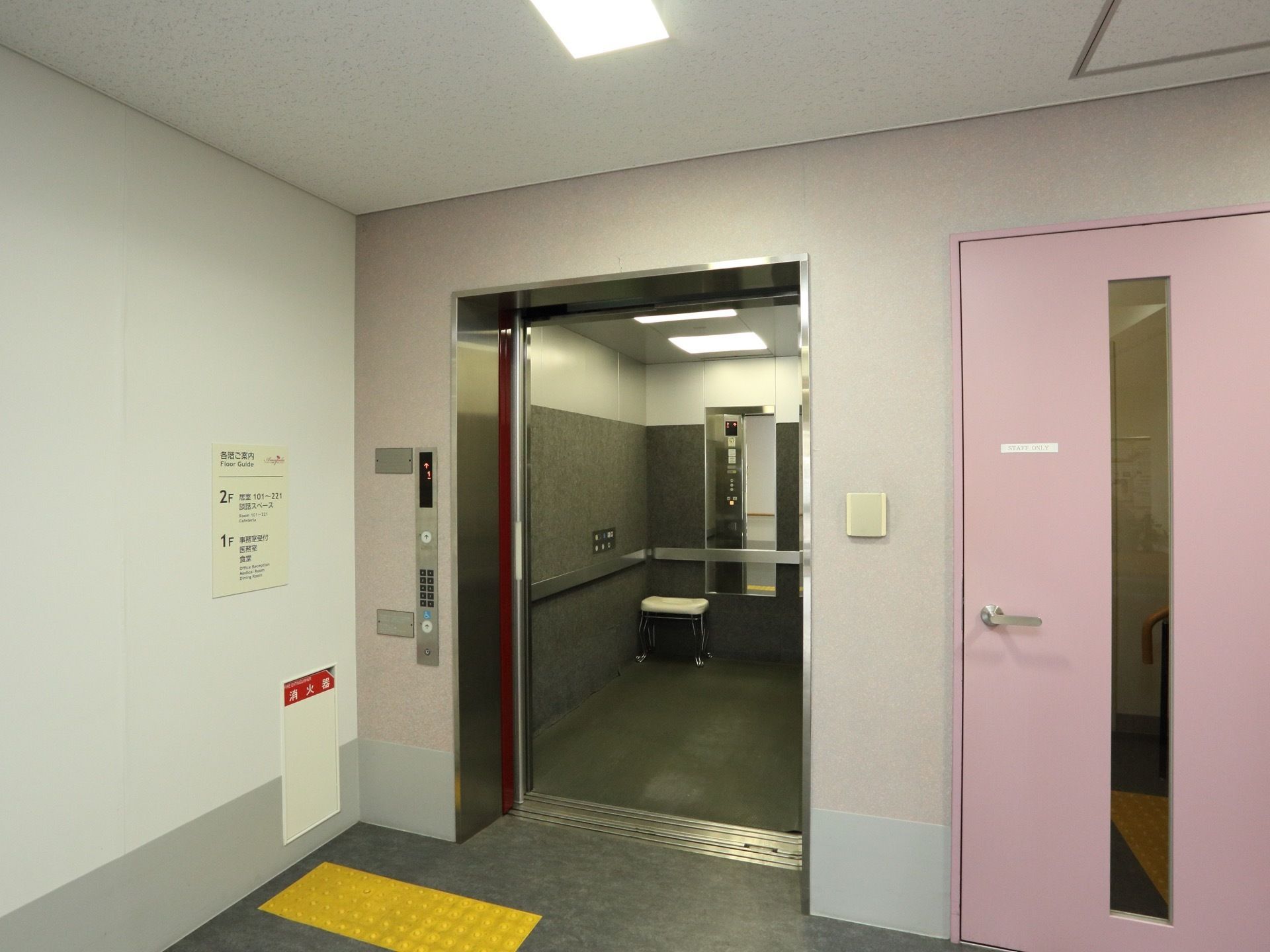 エレベーターは間口が広く、奥行きがあるので、車椅子が2.3台乗り入れ可能である。中には、椅子や車椅子専用のタッチパネルが完備されている。
