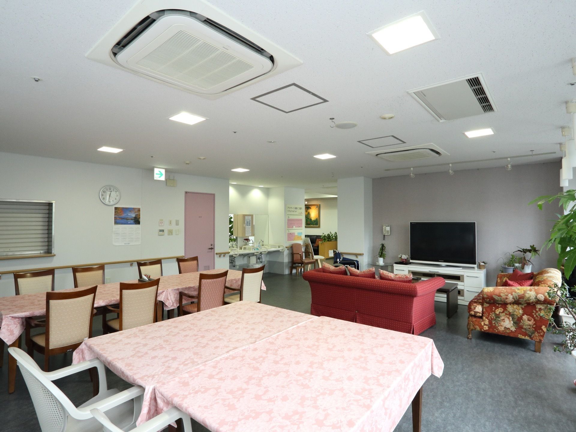 白を基調とした広く明るい食堂である。大型液晶テレビやゆったりと座れるソファが完備されてるので、食後もくつろぐことができる。