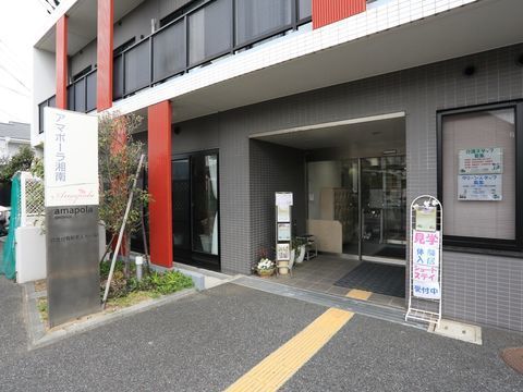 扉に向けて点字ブロックが続いている、バリアフリーの玄関
