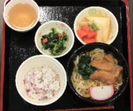 きつねうどんとご飯、2つの副菜という、バランスの取れた食事