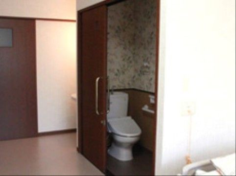 居室内にもトイレがあり、手すりも取り付けられている。入居者様が毎日を安全に過ごせる環境を提供している。