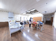 介護施設の居間と受付の様子