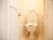 清潔感があるトイレは、広々としたスペースを確保している。快適に利用できるよう個室内には手摺やウォシュレットがある。