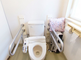 介護施設の明るいトイレの内観