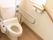 トイレは安全面を考慮して便座脇に手すりを設置している。緊急時にスタッフがすぐ駆けつけられるよう呼び出しブザーも完備。